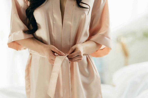 Quelles astuces pour choisir des robes de soirée adaptées aux silhouettes petites?